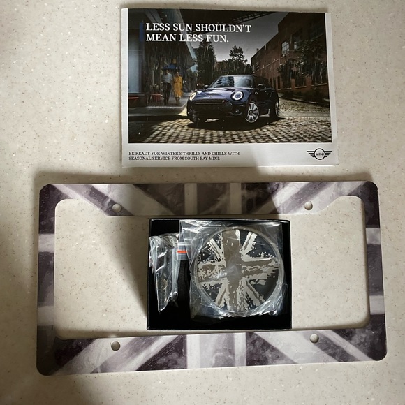 Mini Cooper Grille Badge @ license plate frame - Picture 2 of 5
